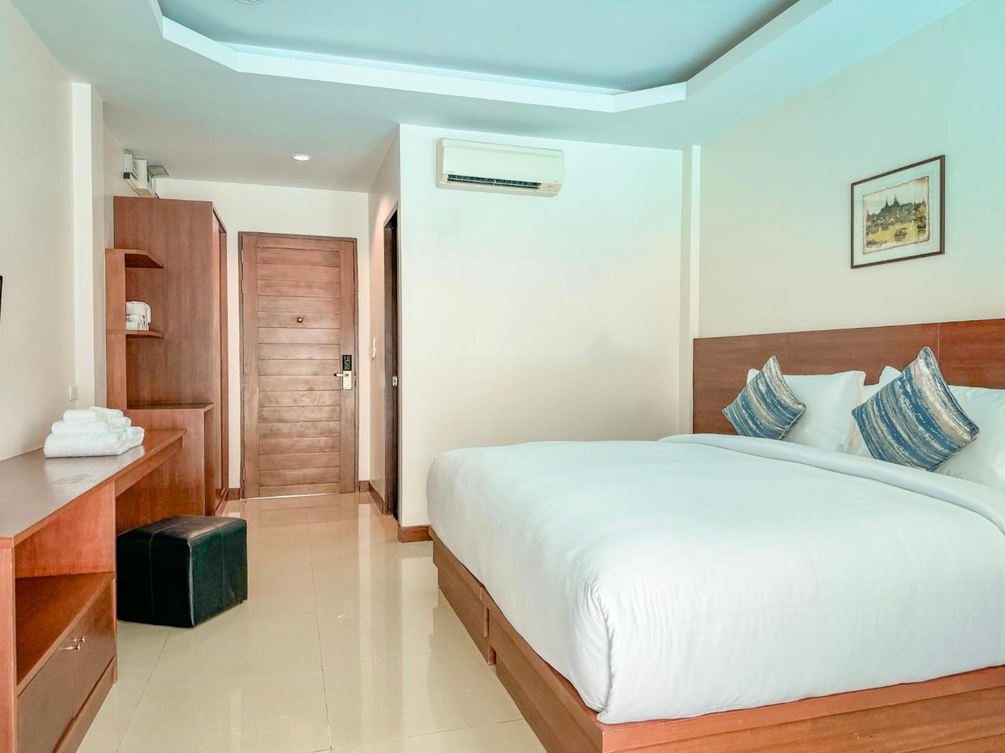 SUPERIOR, DOUBLE OR TWIN BED, POOL VIEW
