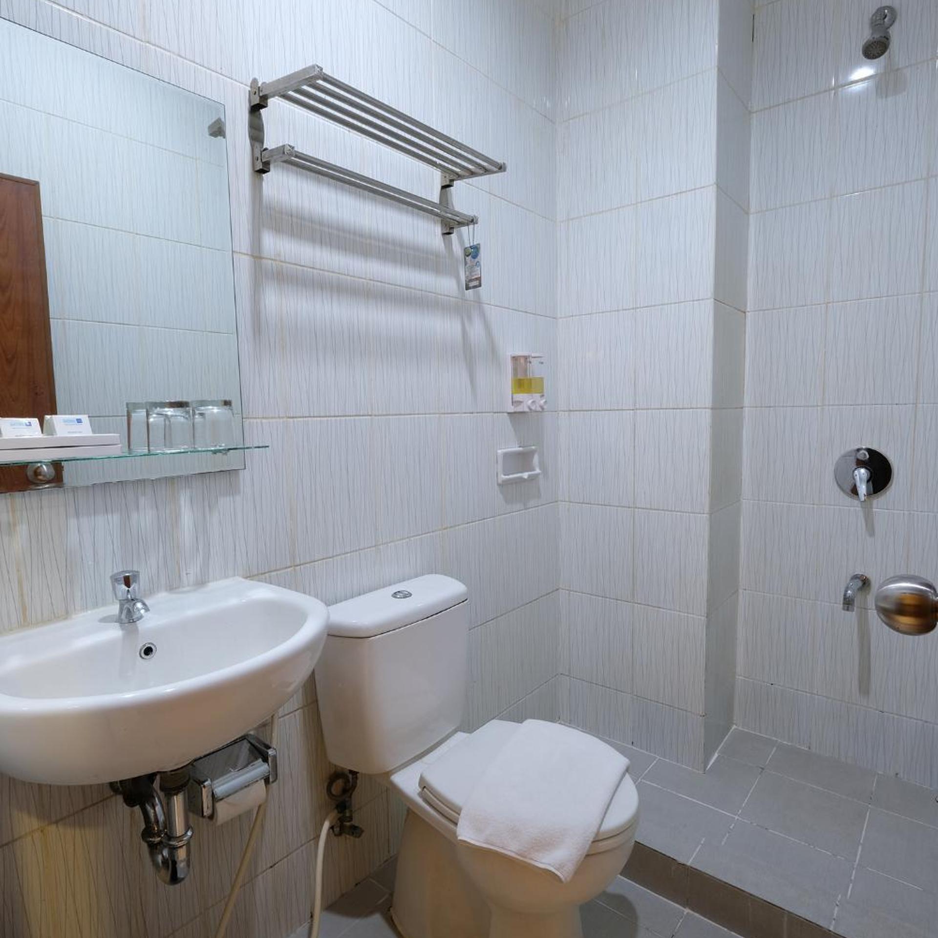 Superior, King Bed, Hotel 88 Jakarta - Mangga Besar VIII 4/6