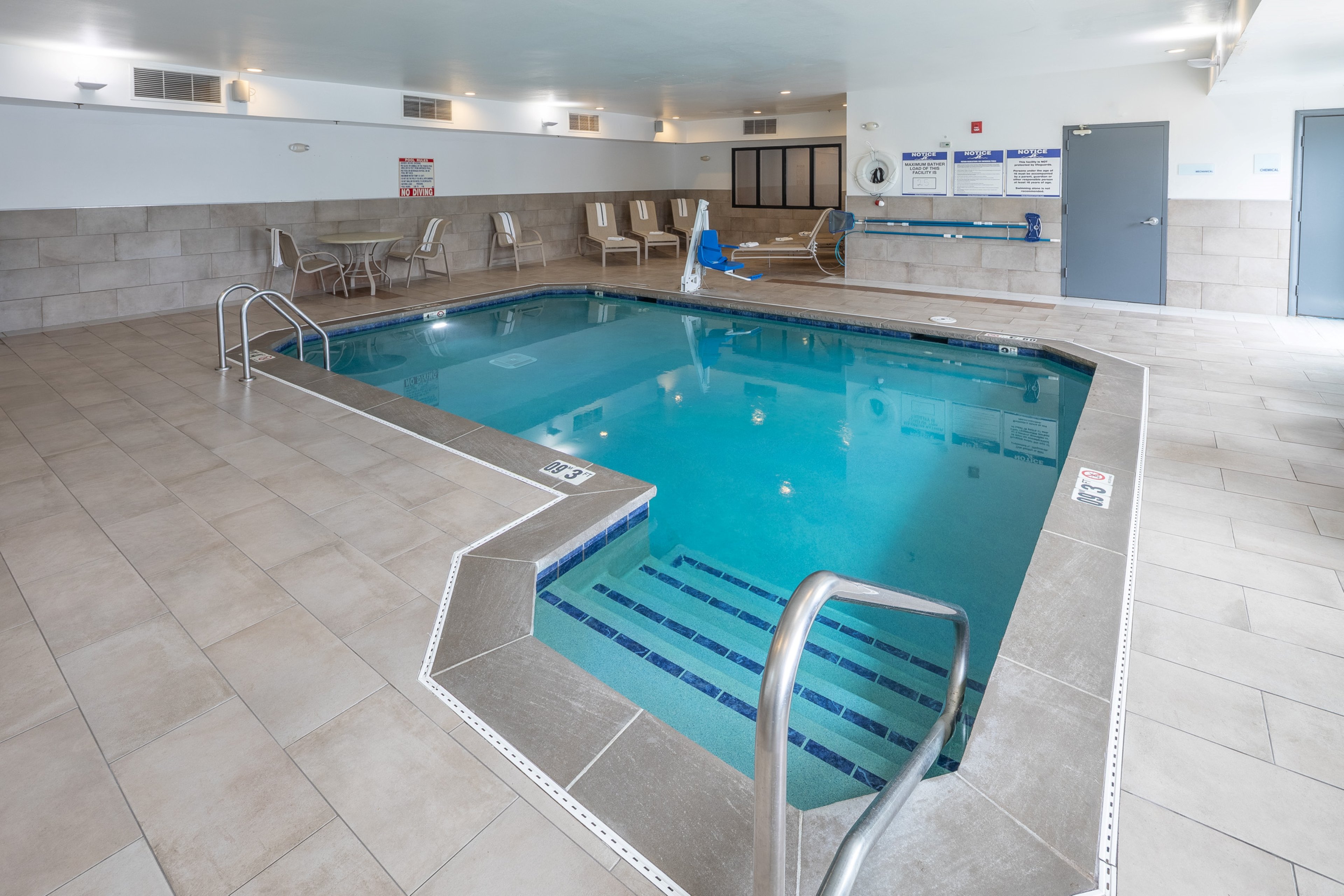 Holiday Inn Express and Suites Chicago West St Charles an IHG Hotel 42/72