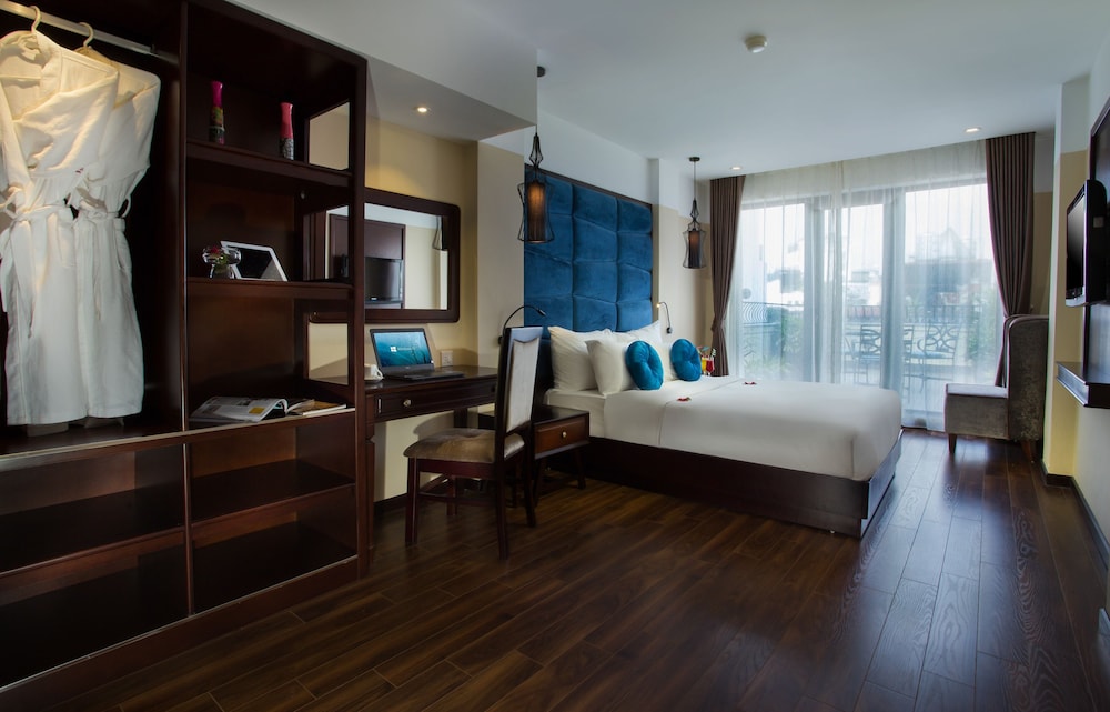 Ambassador Hanoi Hotel & Travel 12/40