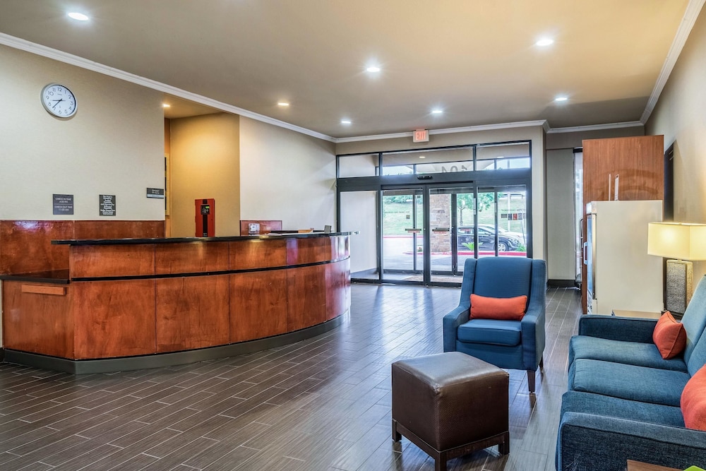 Comfort Suites Near Texas State University 1/32