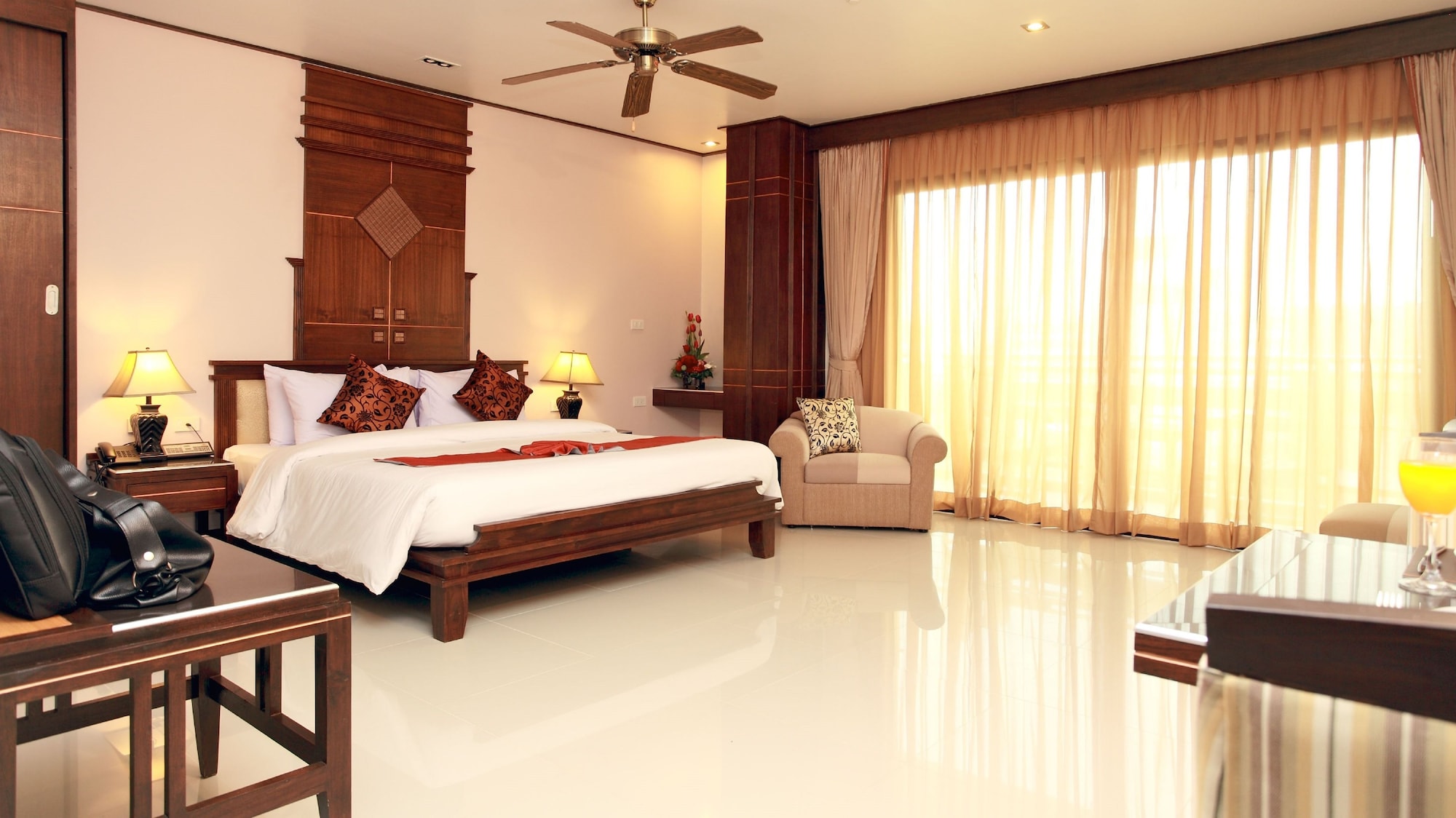DELUXE, DOUBLE OR TWIN BED