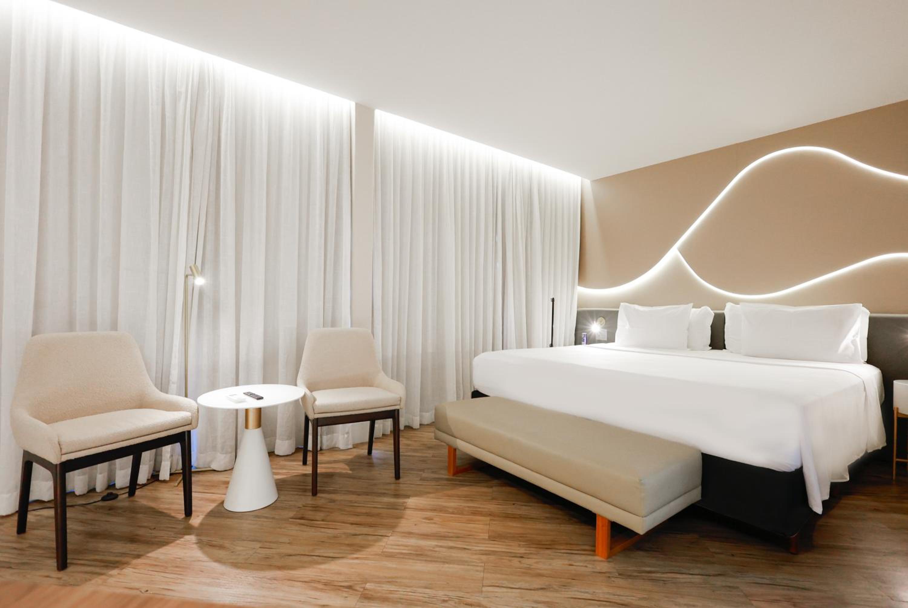 Business, Suite, Queen Bed