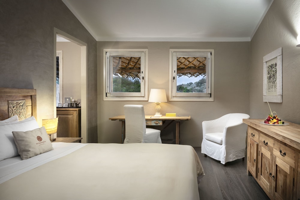 CHARMING, QUEEN BED