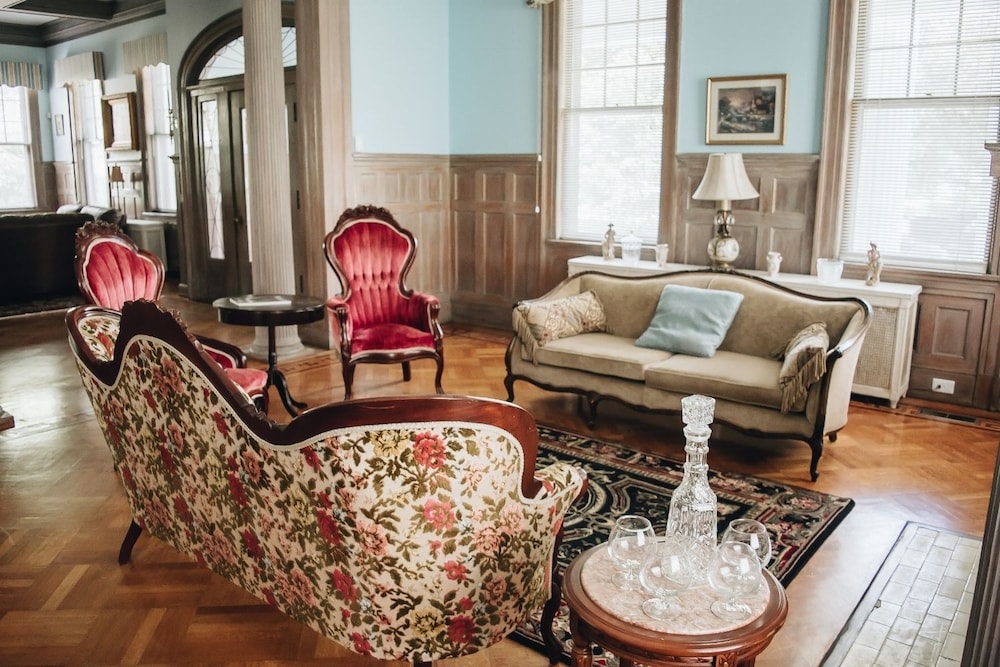 1912 Bed and Breakfast 37/59