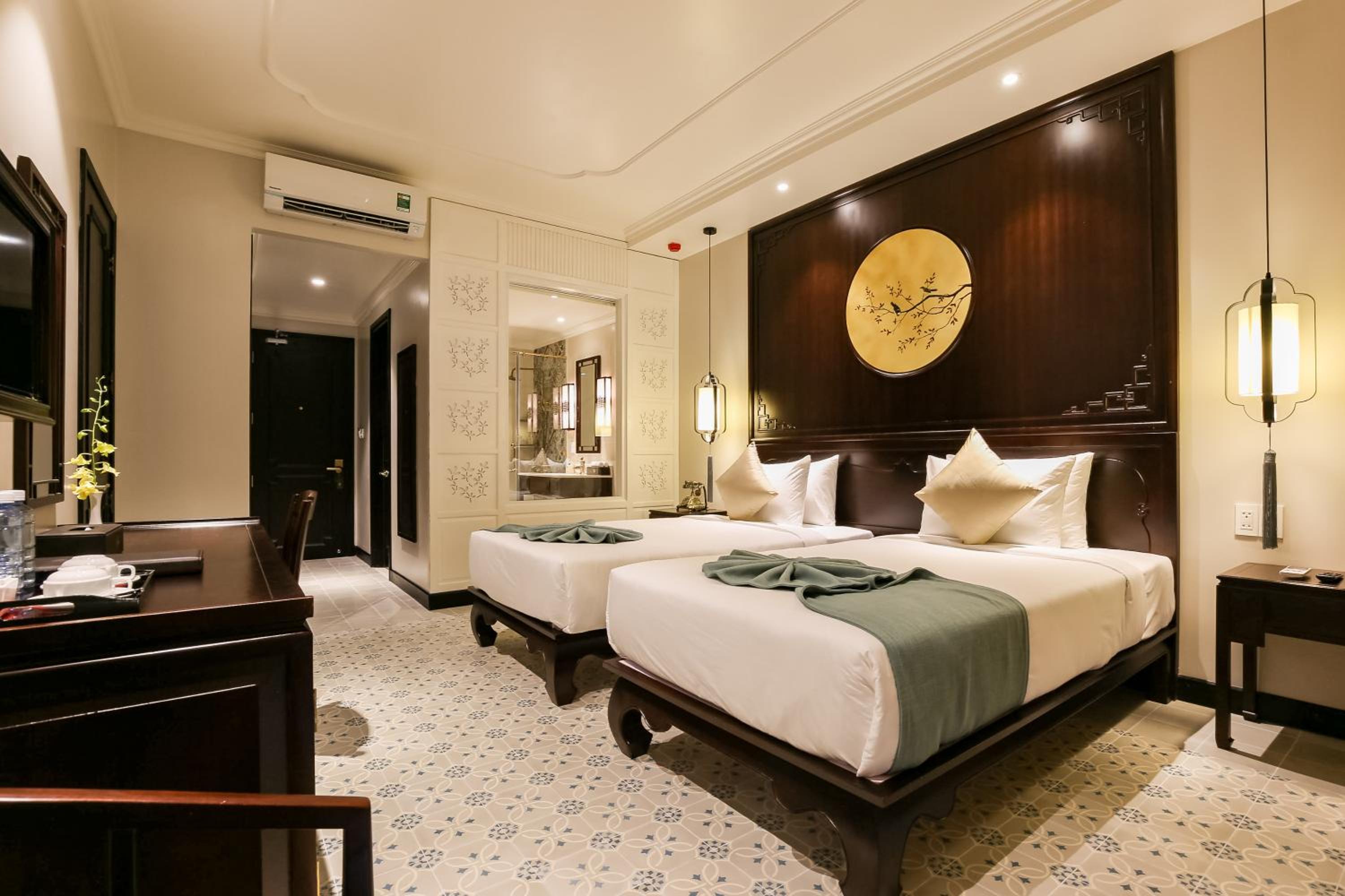 Super, Deluxe, Twin Beds