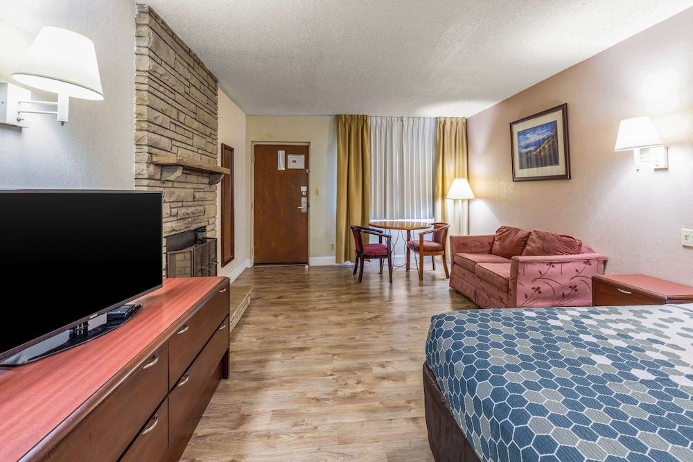 Econo Lodge Inn and Suites On The River 43/61
