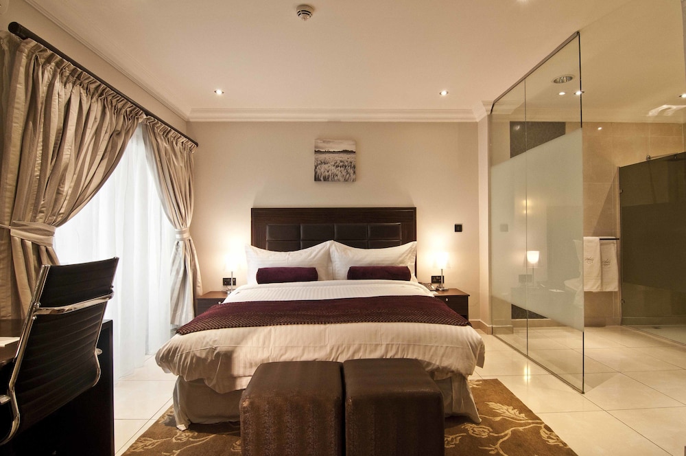 Leola Suites 7/37