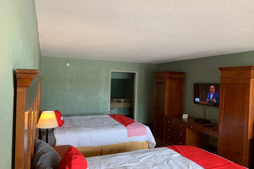 OYO Hotel Dundee By Crystal Lake 12/50