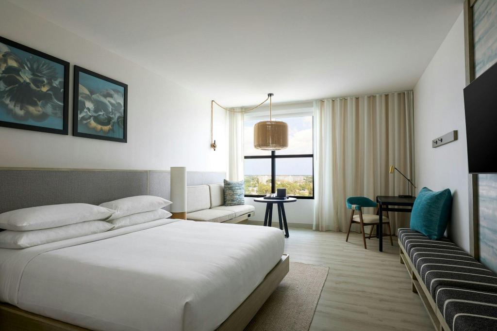 Guest Room, King Bed, Water View, Club Lounge Access, Club Floor