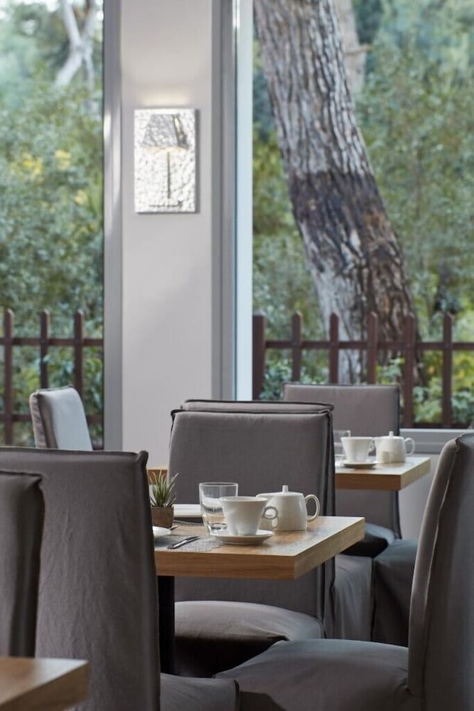 The Gardens Gallery Hotel 26/34
