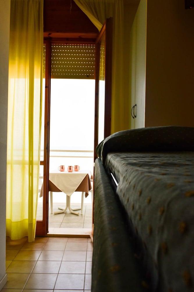 Hotel Embassy Pesaro 6/35