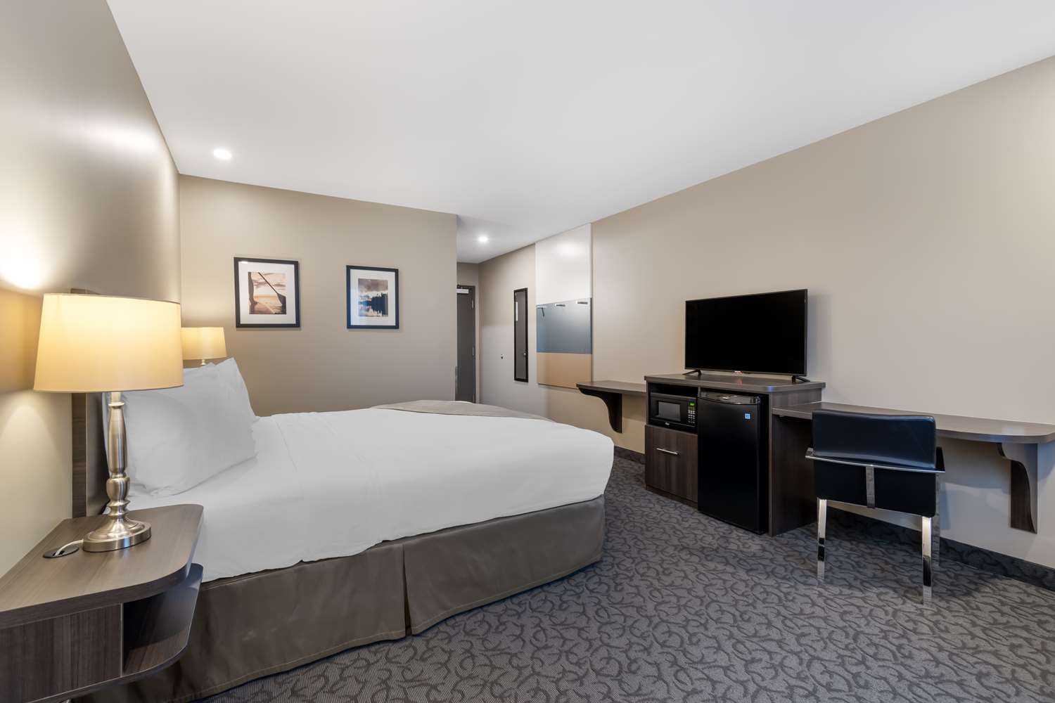 غرفة بسرير كينج، Villa Inn and Suites, SureStay Collection By Best Western 3/4