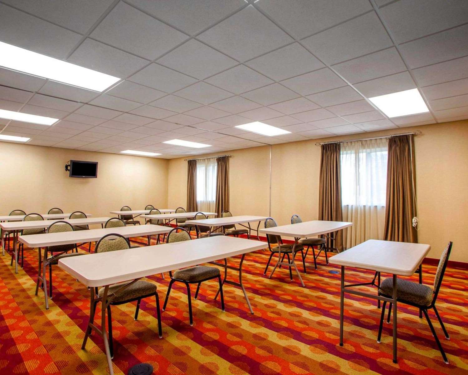 Suburban Studios Cedar Falls 30/33