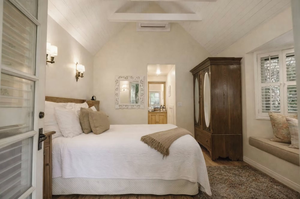 Garden, Queen Bed