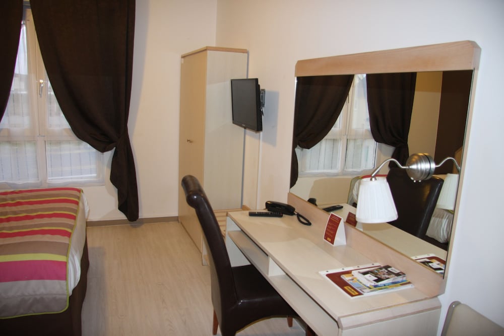Brit Hotel Cherbourg Octeville 40/43