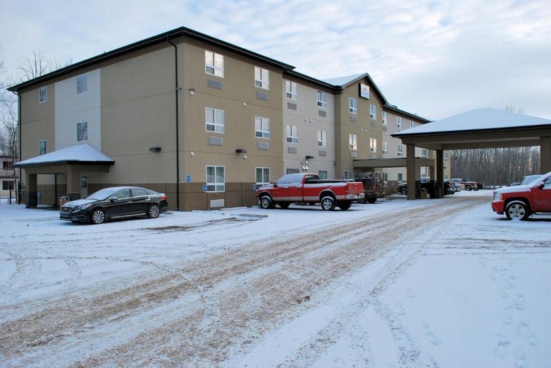 Paradise Inn and Suites Redwater 7/11