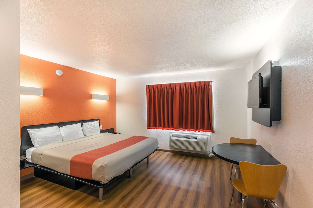 STANDARD, QUEEN BED, SMOKING