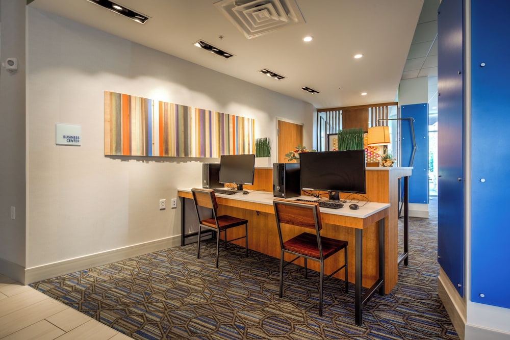 Holiday Inn Express Suites Reedsville State Coll Area 53/56