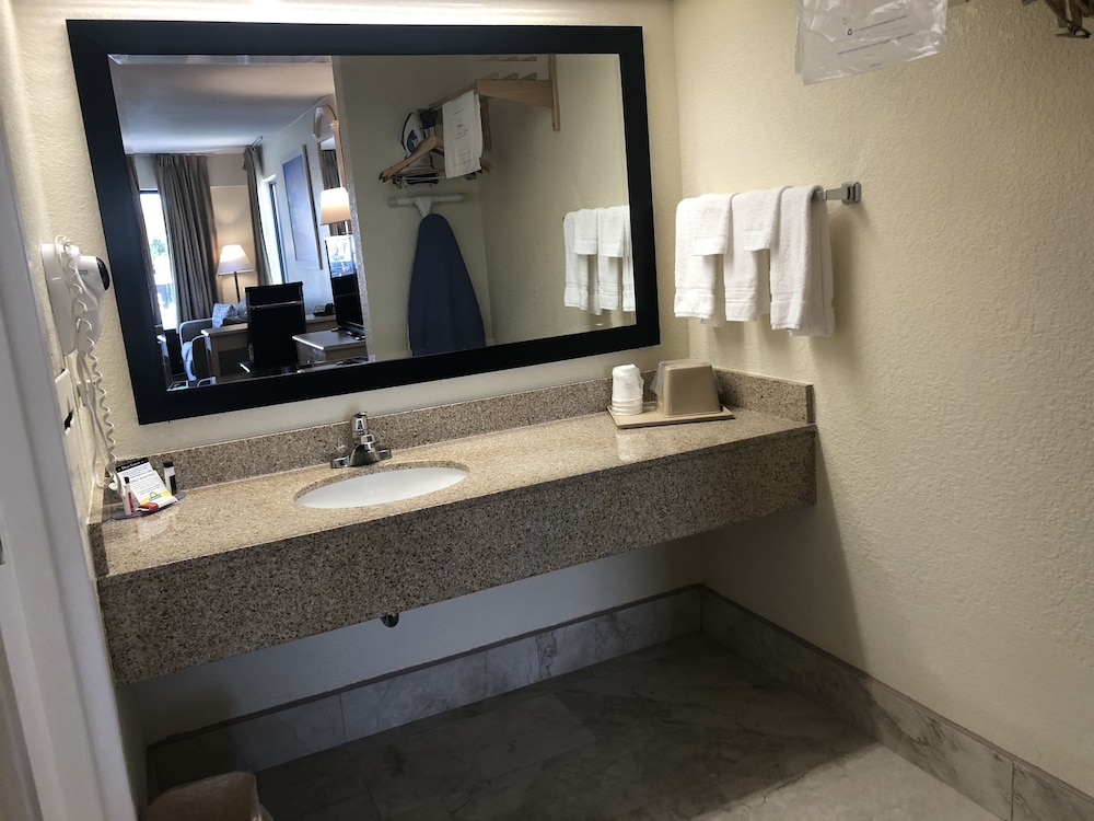 Days Inn & Suites by Wyndham Navarre - near Beaches/Hurlburt 7/27