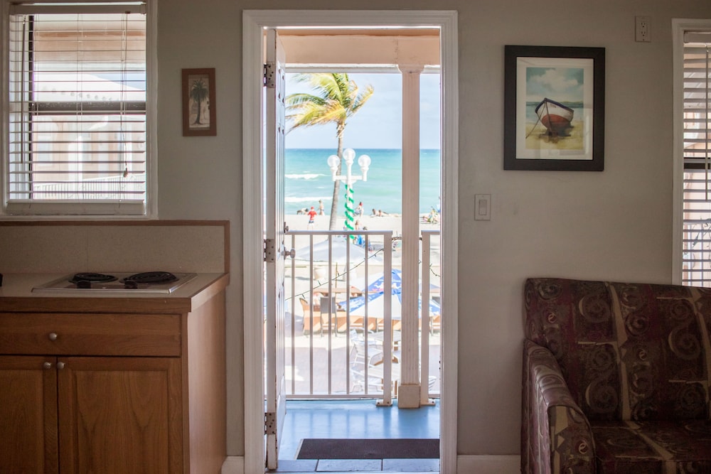 Riptide Oceanfront Hotel 53/72
