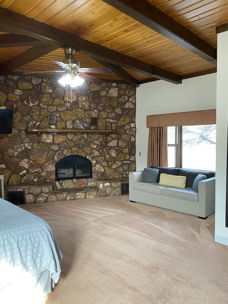 Pictured Rocks Inn & Suites 34/70