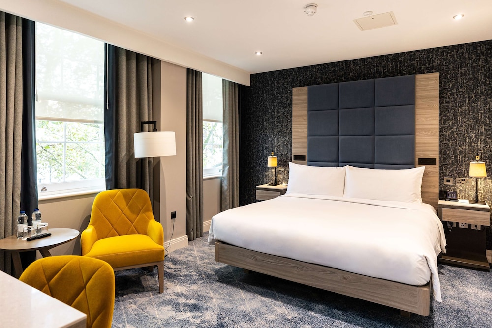 SUPERIOR, DELUXE, KING BED