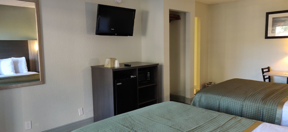 Rodeway Inn Near Ybor City - Casino 24/52