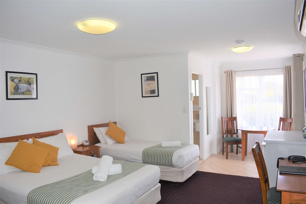 The Henry Parkes Tenterfield Ex Best Western 28/46
