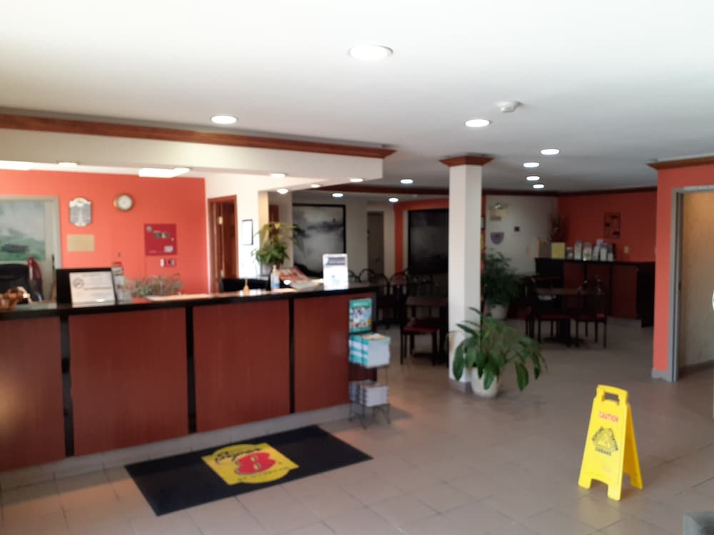 Super 8 by Wyndham Niagara Falls NY 4/25