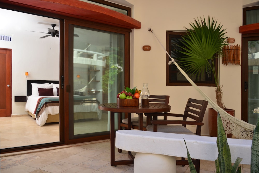 Playa Palms Hotel 48/69
