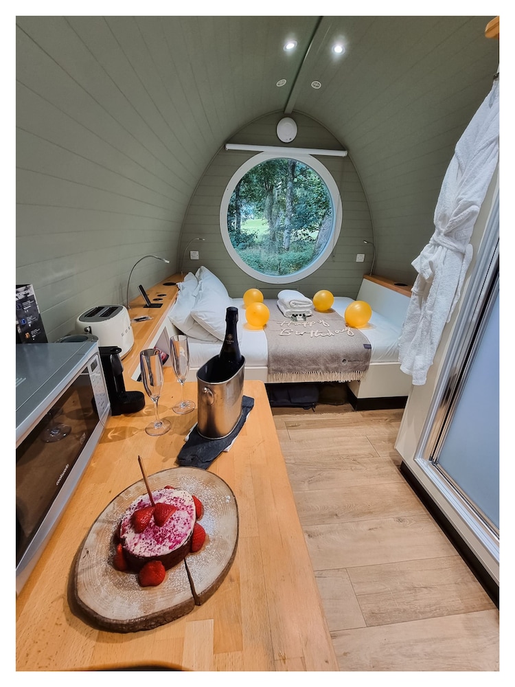Riverbeds Lodges With Hot Tubs 10/23