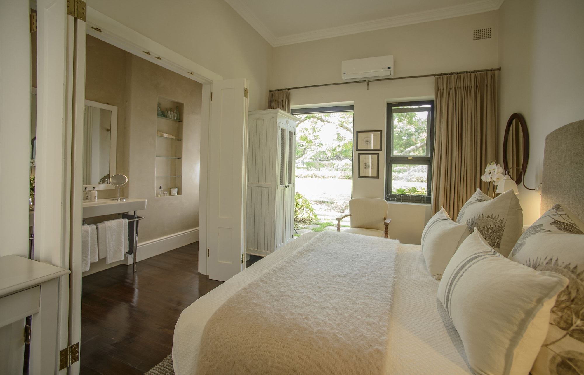 ROOM, KING BED