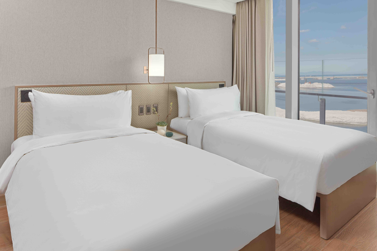 2 Bedrooms, Panorama, King and Twin Beds