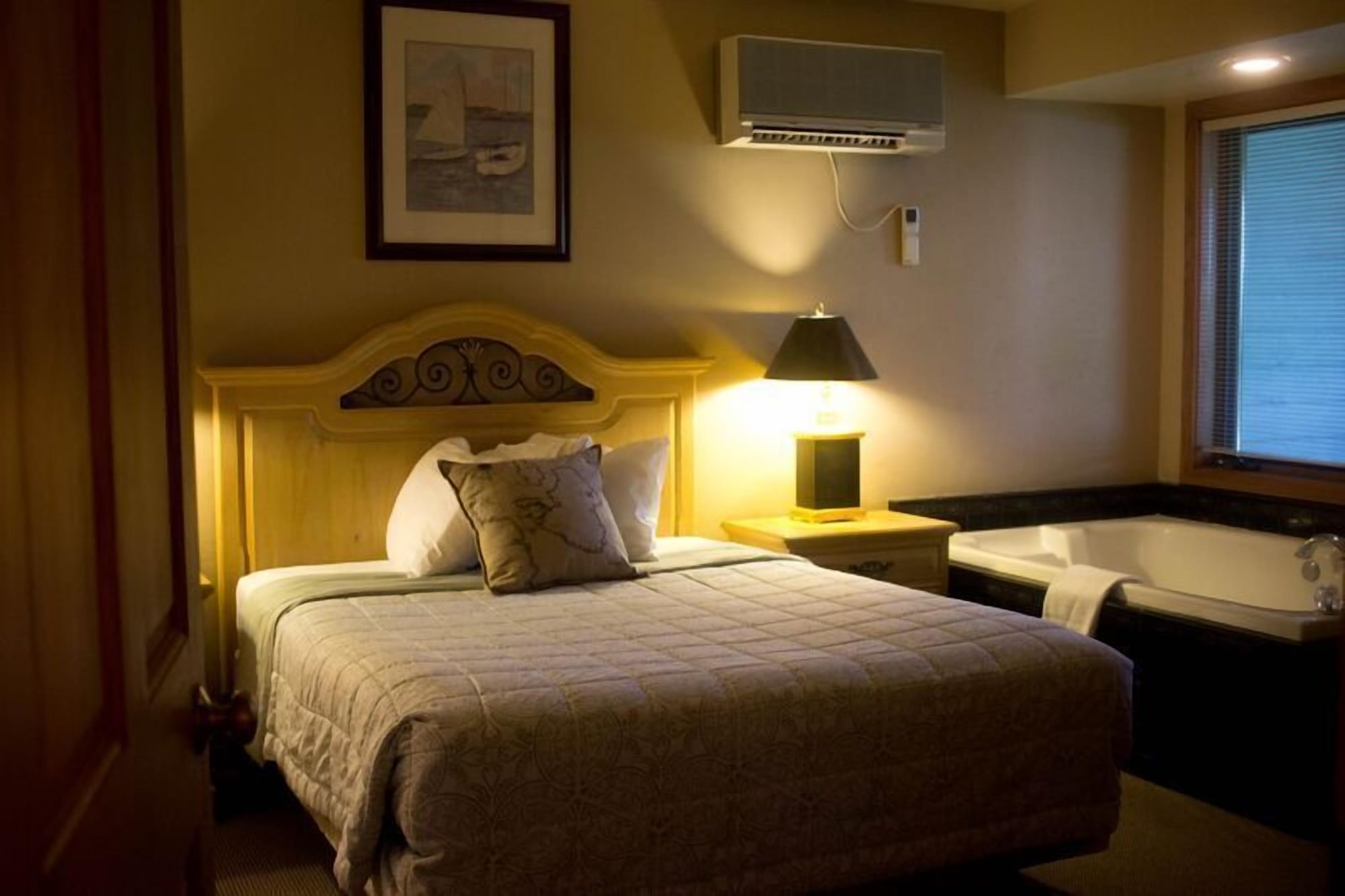 1 Bedroom, Deluxe, Suite, Queen Bed, Sofa, Lodge at Leathem Smith 4/5