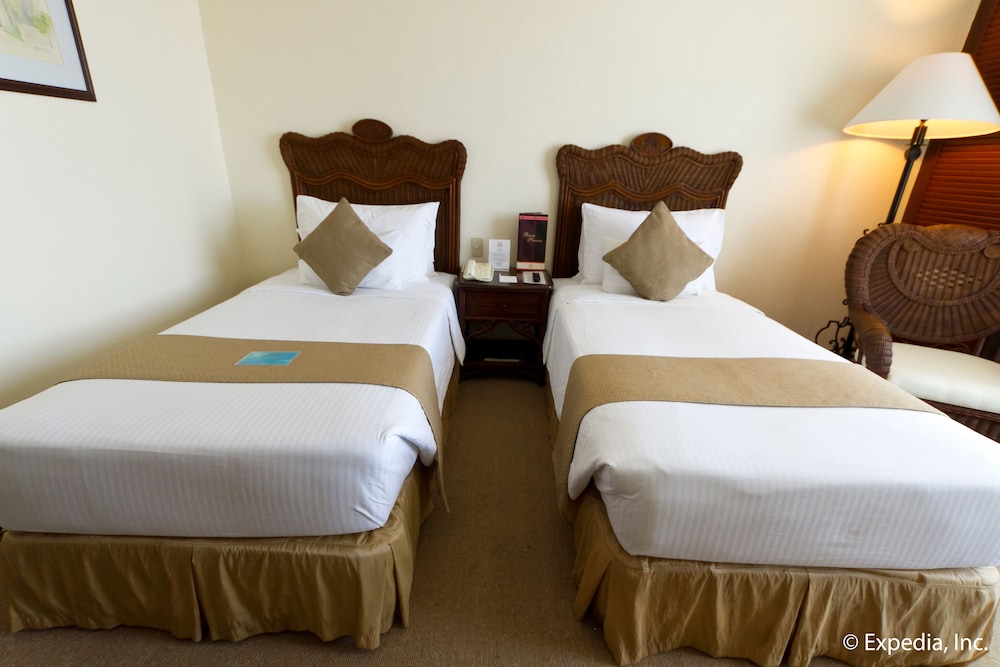 Waterfront Airport Hotel Casino Mactan 15/50