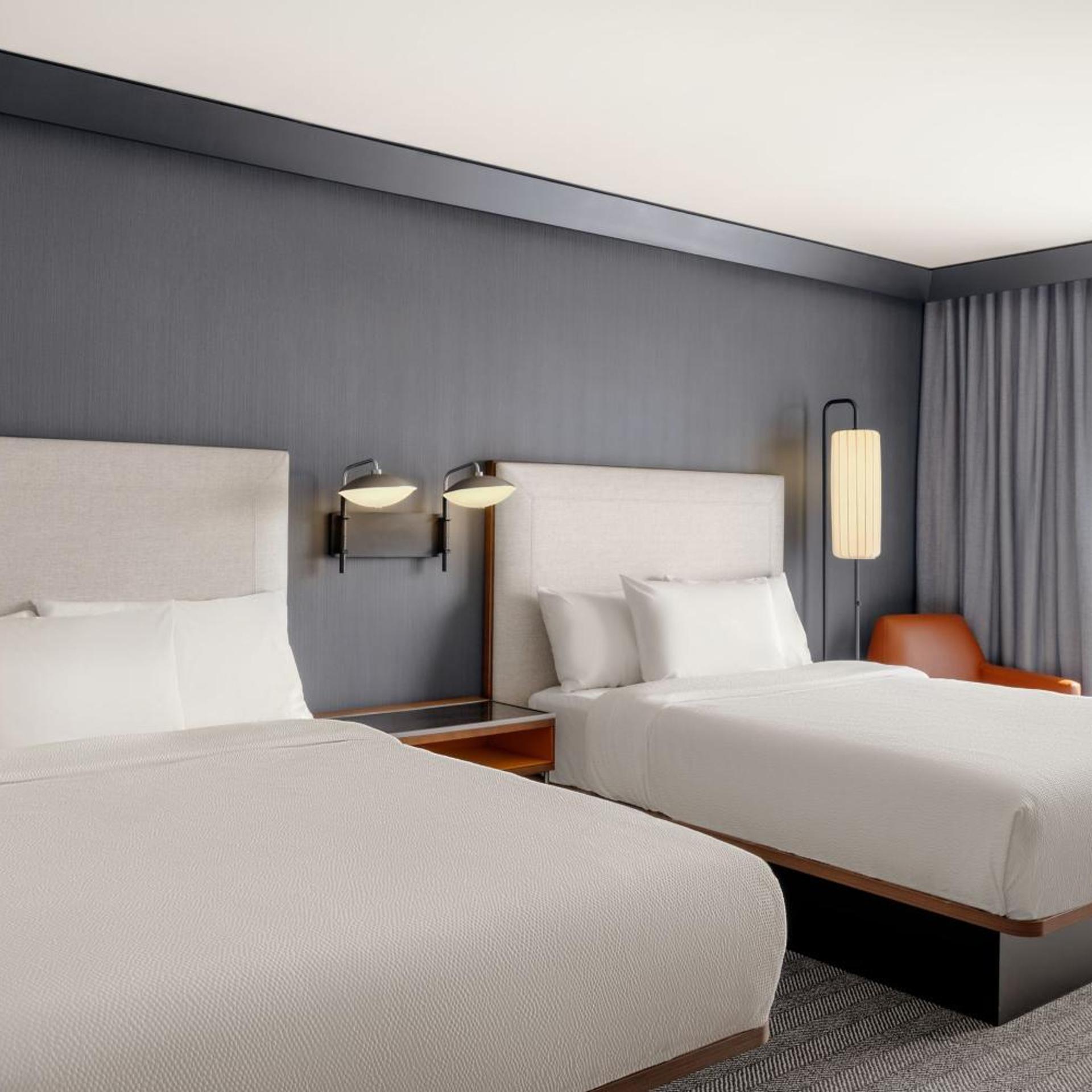 غرفة قياسية بسرير كينج وسريرين كوين لذوي الإعاقة، Courtyard by Marriott Milwaukee Brookfield at Poplar Creek 2/4