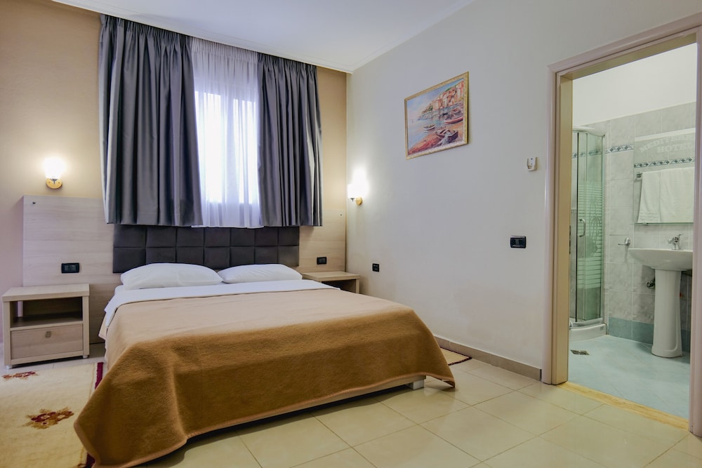 ROOM, DOUBLE BED