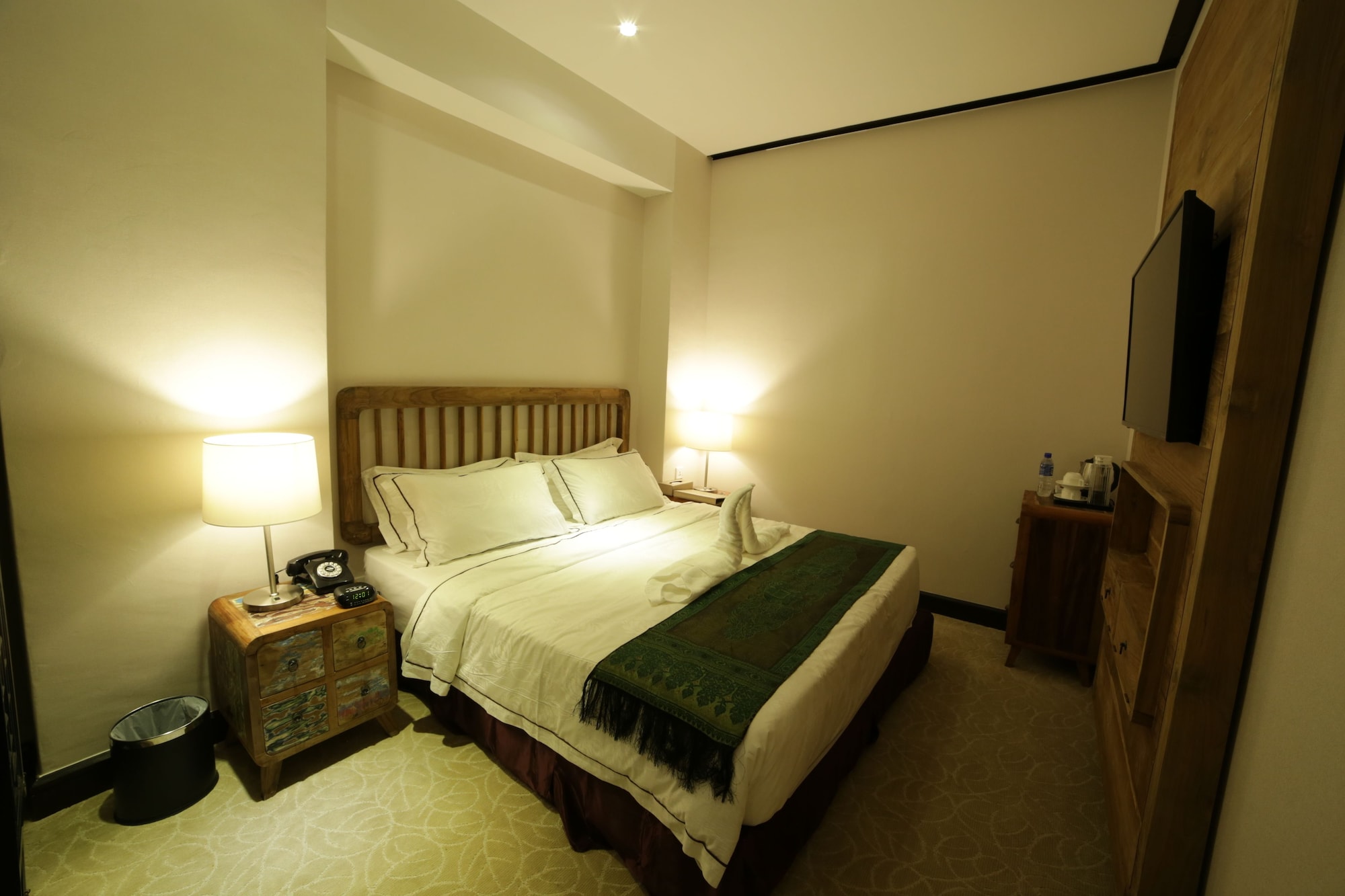 Superior, King Bed, No Window