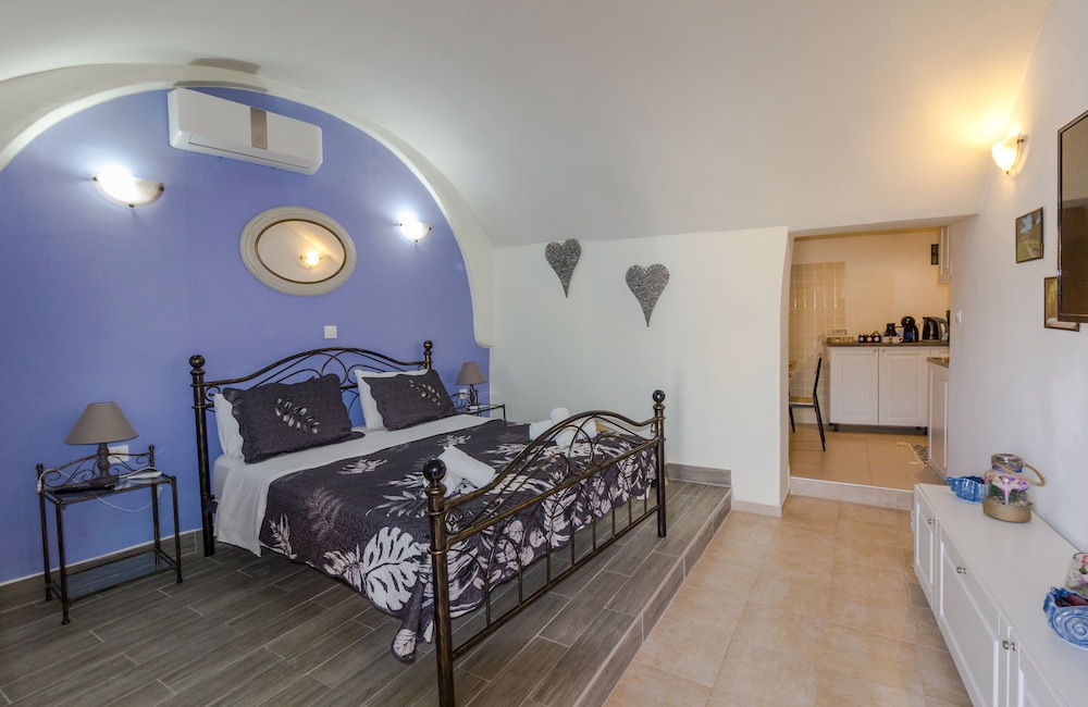 1 BEDROOM, STUDIO, COURTYARD VIEW