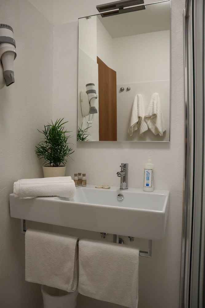 Hotel Columbia &amp; Ninfea 10/50