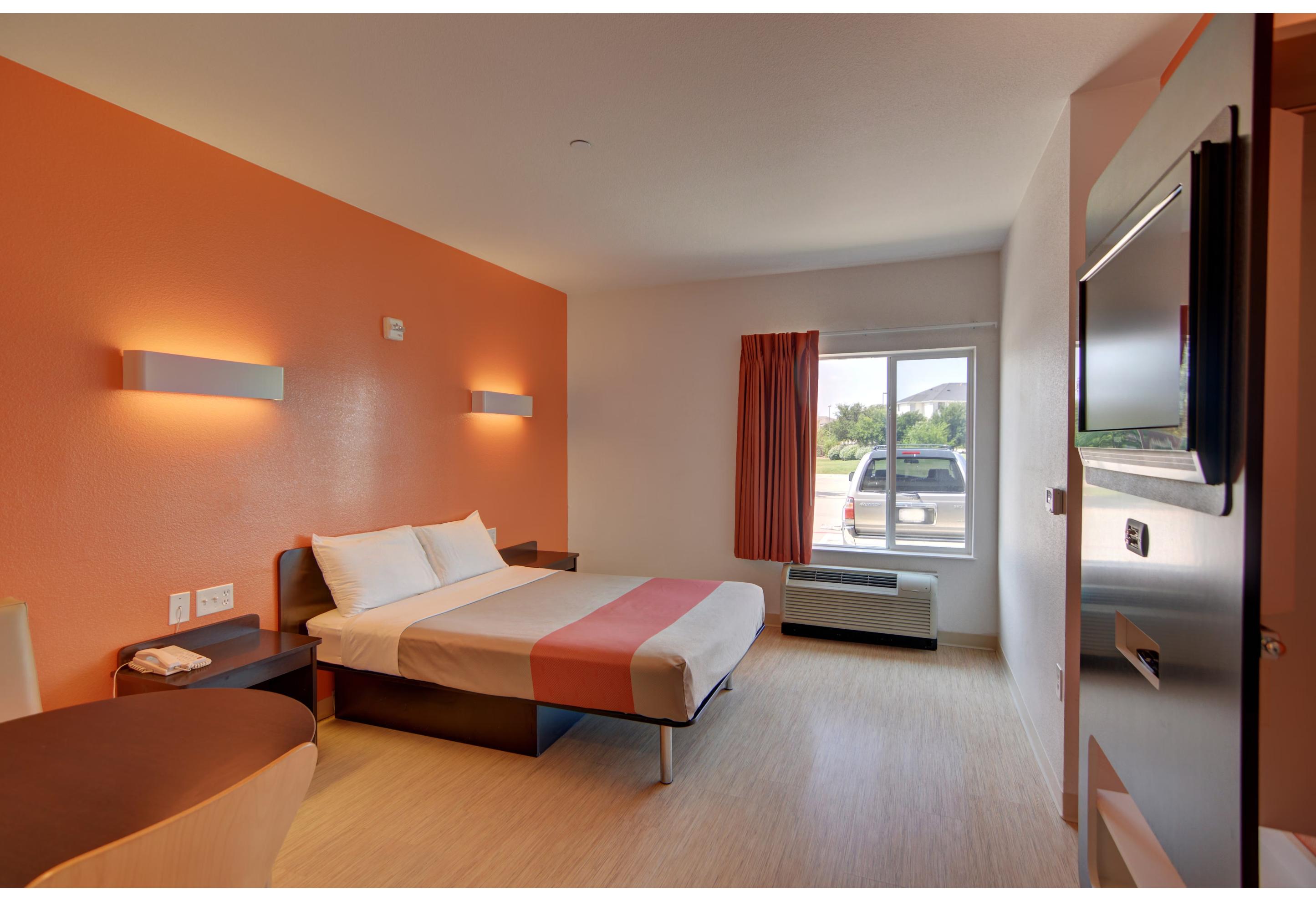 1 Queen Bed - ADA/RI Shower