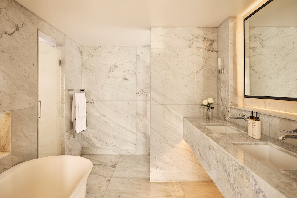 جناح جونيور بسرير كينج بشرفة، THE BERKELEY HOTEL 4/5