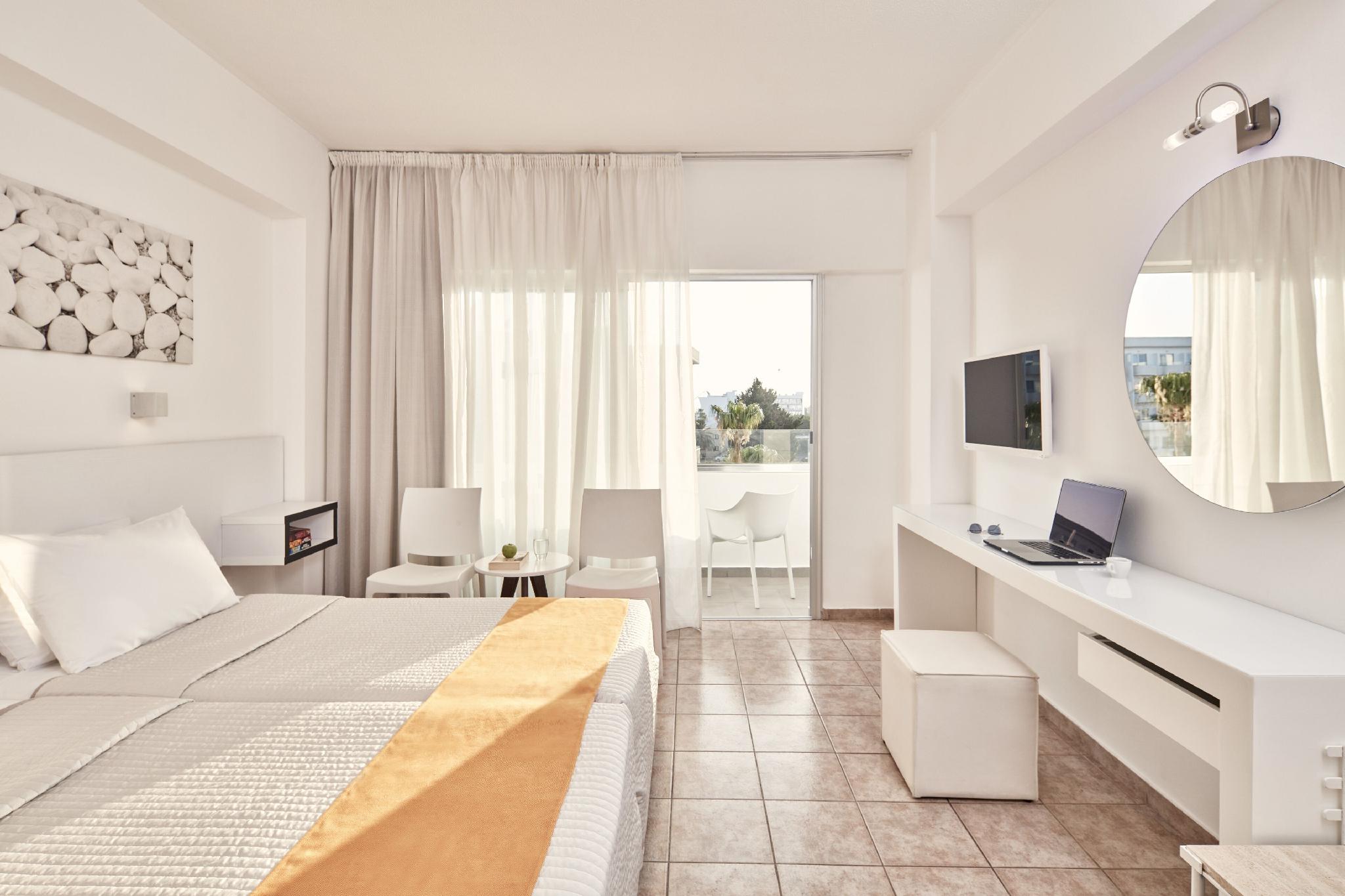 Room, Twin Beds, Inland View, Sofa