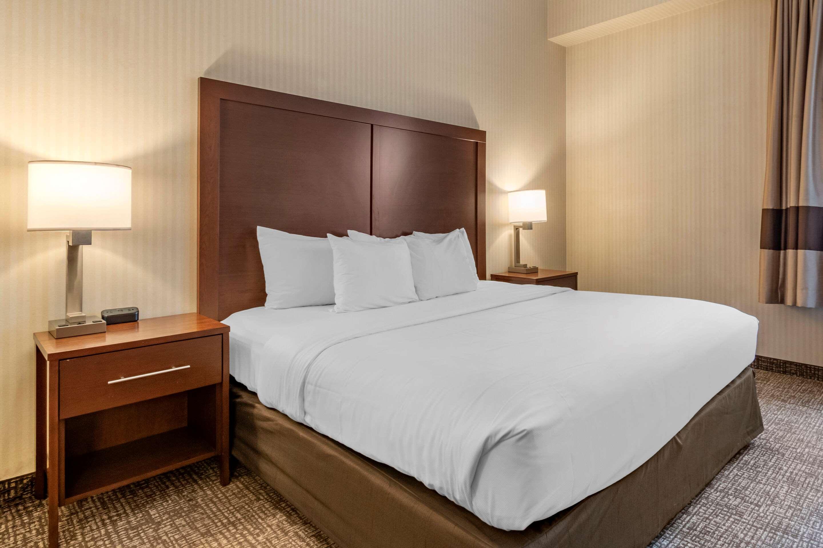 SUITE, KING BED, ACCESSIBLE
