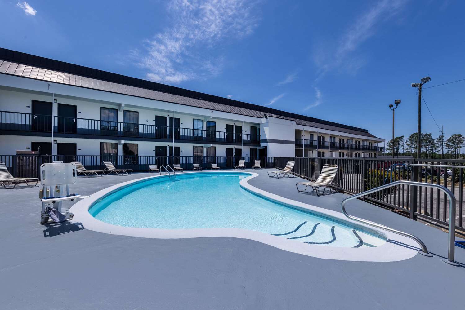 Days Inn & Suites by Wyndham Fort Bragg/Cross Creek Mall 36/41