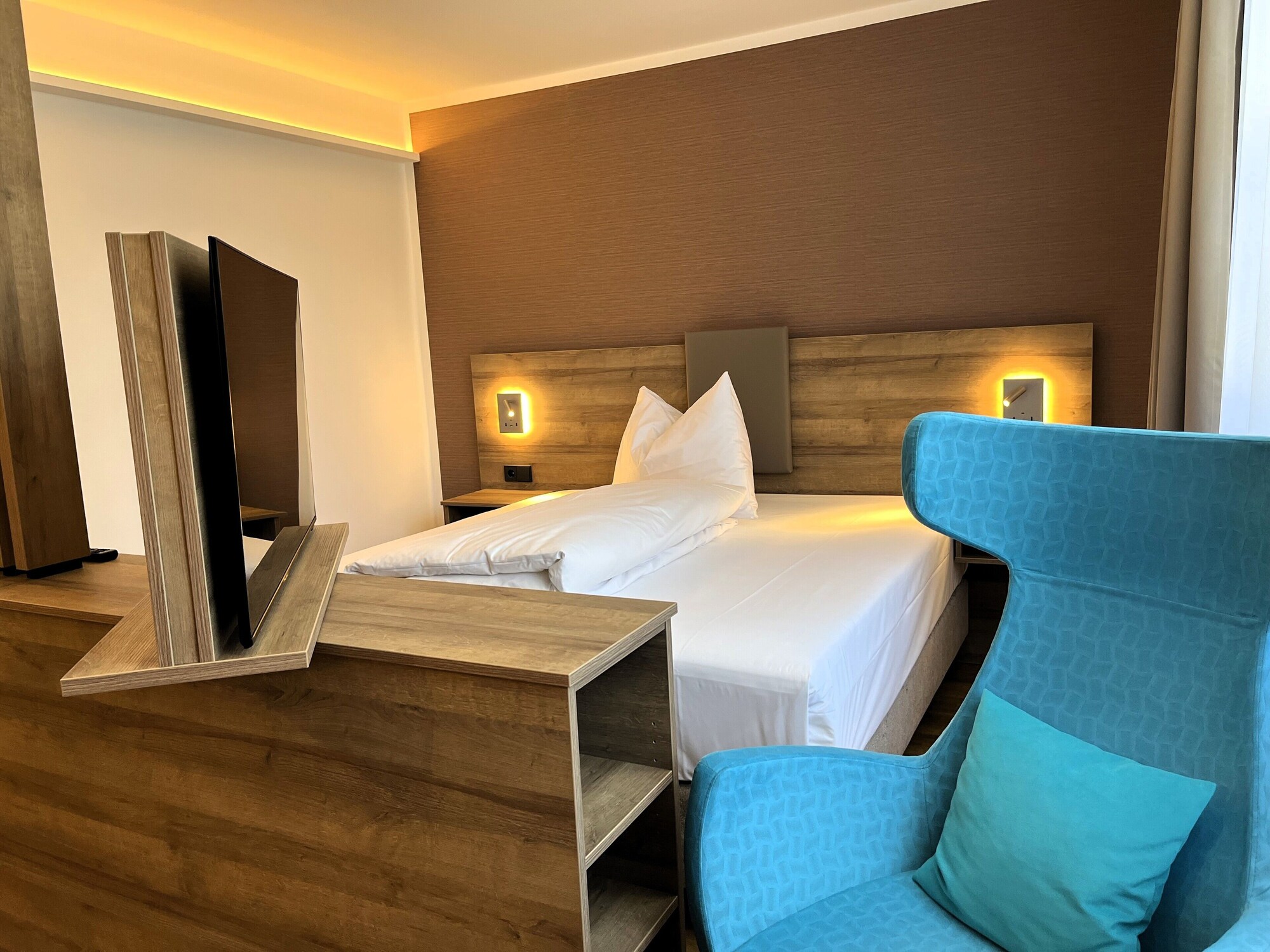 COMFORT, QUEEN BED