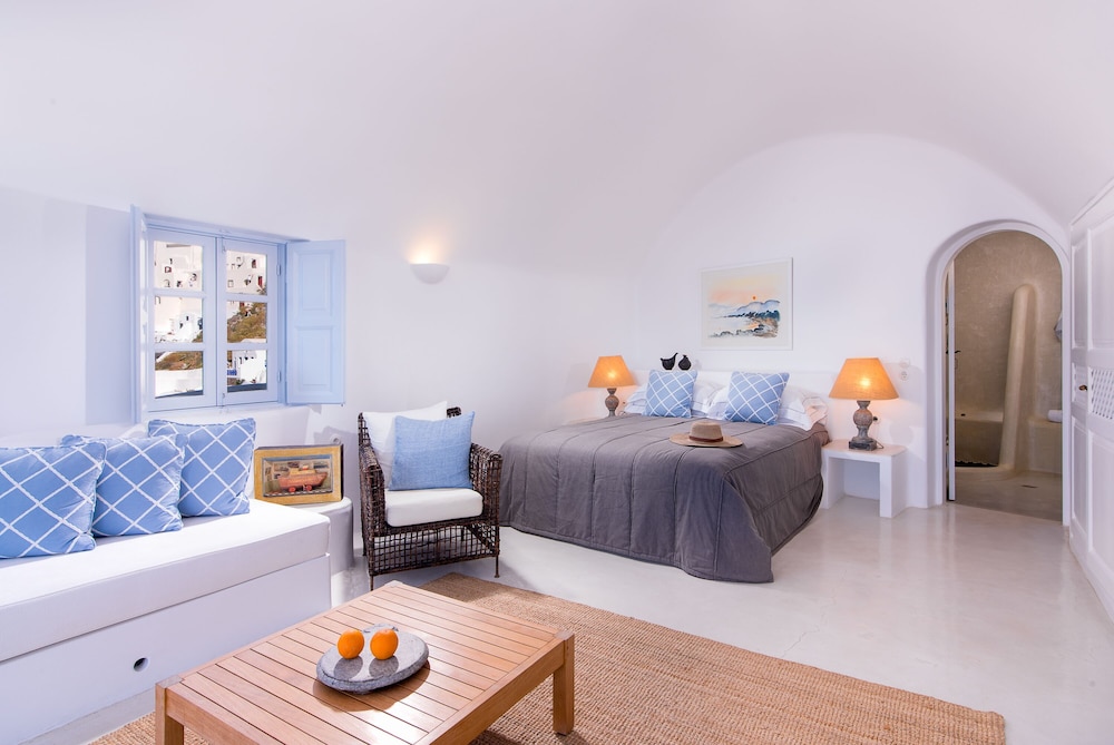 Pezoules of Oia 30/59