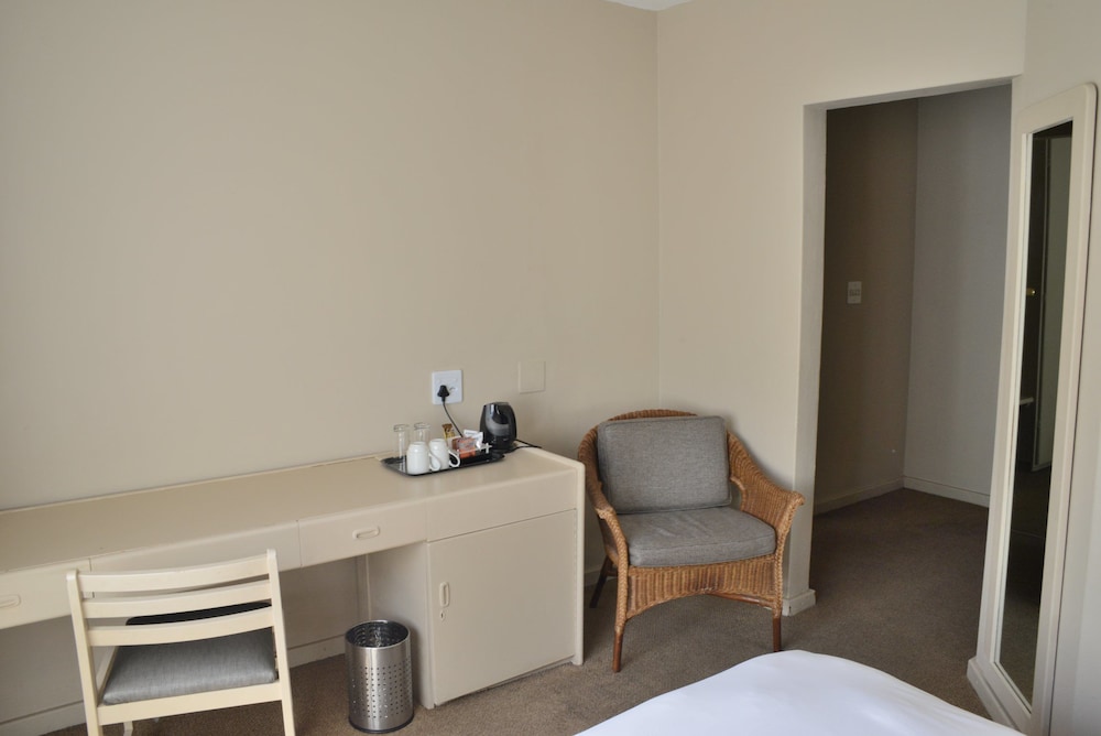 Elephant Springs Hotel &amp; Cabanas 15/80