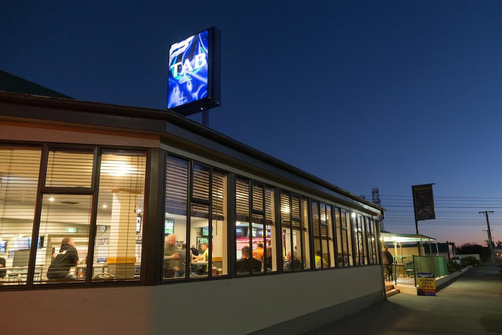 The Racecourse Hotel & Motorlodge 4/53